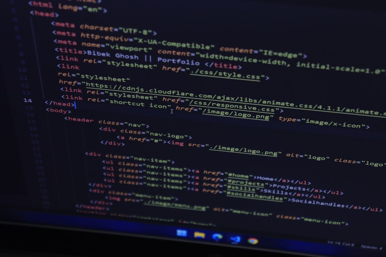 Wat is een SSL-certificaat en waarom moet u het controleren? High-resolution close-up of HTML code displayed on a computer screen, perfect for technology themes.