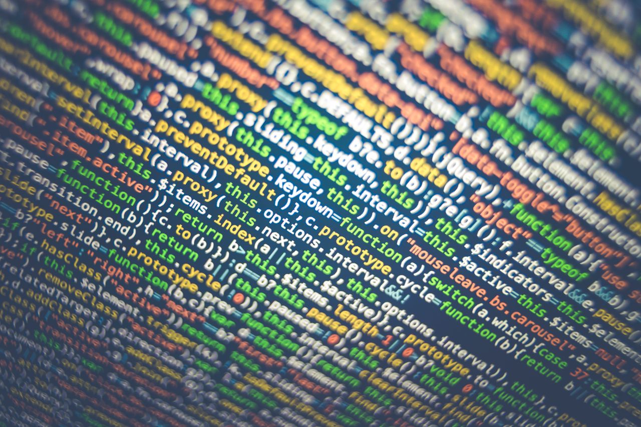 Kleurrijke broncode op een computerscherm, als symbool voor programmeren en webontwikkeling.