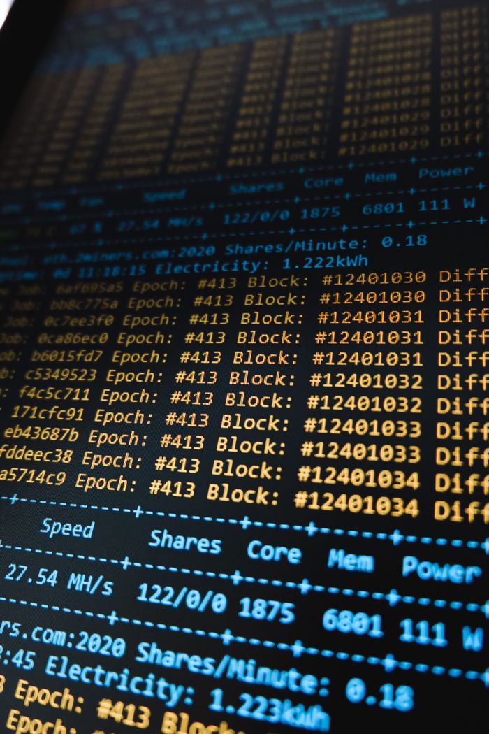 Wat is uptime en waarom is het belangrijk voor uw website? Detailed view of a cryptocurrency mining software interface displaying real-time data on a computer monitor.